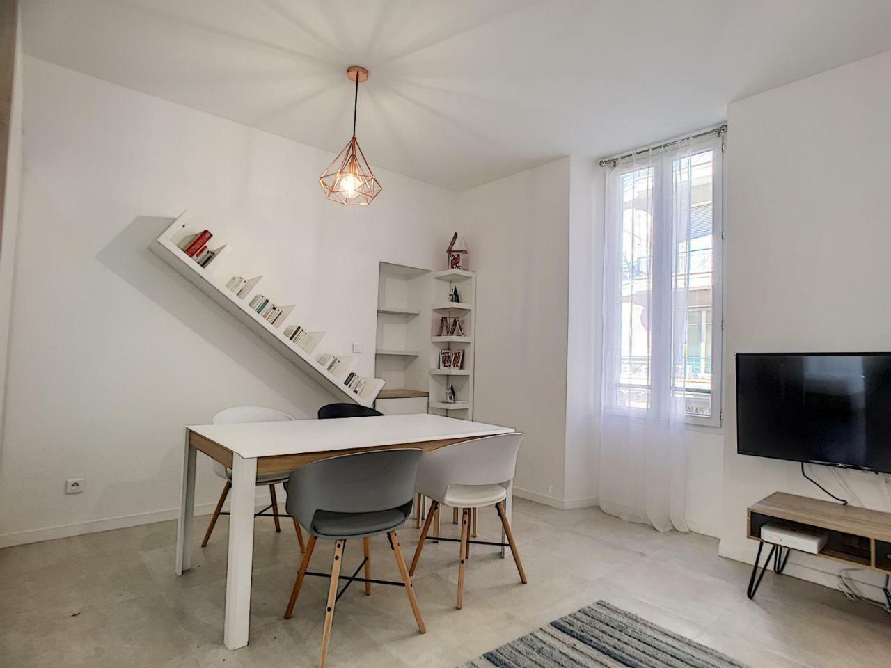 Nestor&jeeves - House Of Cards - - Very Close Sea Apartamento
